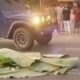 Jasad korban kecelakaan saat ditutupi daun pisang oleh warga di Pelalawan.(ist)