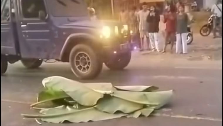 Jasad korban kecelakaan saat ditutupi daun pisang oleh warga di Pelalawan.(ist)