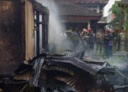 Damkar Pekanbaru Kerahkan 6 Mobil Pemadam Atasi Kebakaran Rumah di Sukajadi Pekanbaru