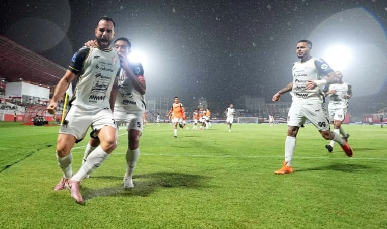 Para pemain Persija Jakarta saat merayakan gol yang berhasil dicetak ke gawang Malut United FC.(ist)