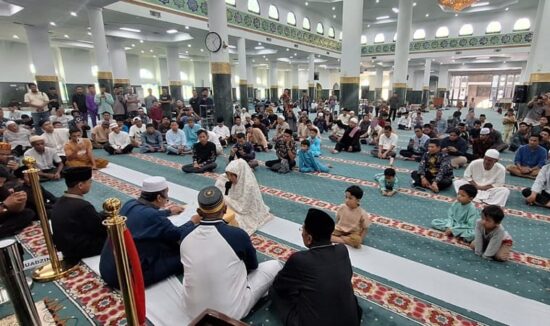 Ratusan jamaah menjadi saksi persyahadatan seorang mualaf di Masjid Raya Annur Riau, Jumat (27/2/2026).(ist)