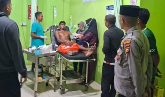 Beginilah suasana saat Kohai yang diterkam harimau di rawat di puskesmas.(ist)
