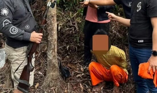 Inilah salah satu terduga pelaku dan senpi yang digunakan untuk membunuh gajah di Pelalawan Riau.(ist)