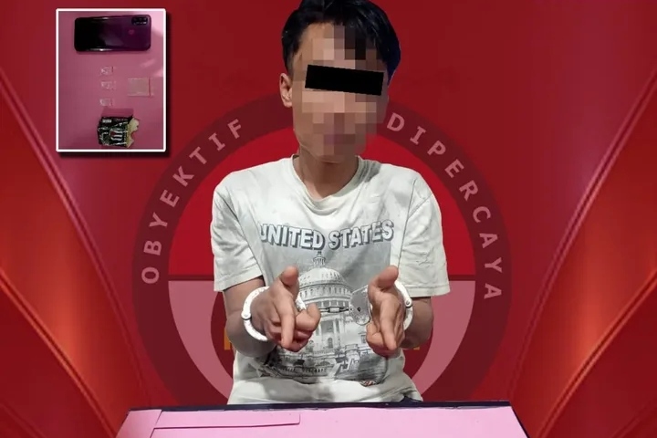 Pelaku berinisial AJ saat diamankan Satresnarkoba Polres Payakumbuh terkait dugaan peredaran sabu. (dok.polrespayakumbuh)
