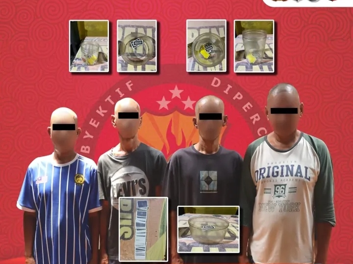 Empat pria yang diduga terlibat praktik judi song saat diamankan petugas usai penggerebekan di Jorong Galo Gandang, Kenagarian Andaleh, Kecamatan Luak, Kabupaten Limapuluh Kota. (dok.polrespayakumbuh)