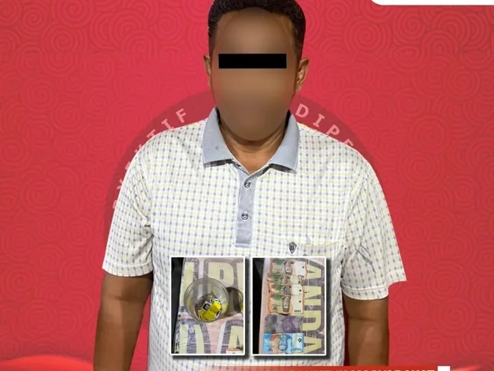 Tersangka R (54) diamankan polisi setelah kedainya diduga digunakan sebagai tempat aktivitas perjudian di Jorong Galo, Andaleh. (dok.polrespayakumbuh)