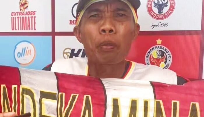 Edison Suporter PSP Padang yang Selalu Fanatik Padeka Minang
