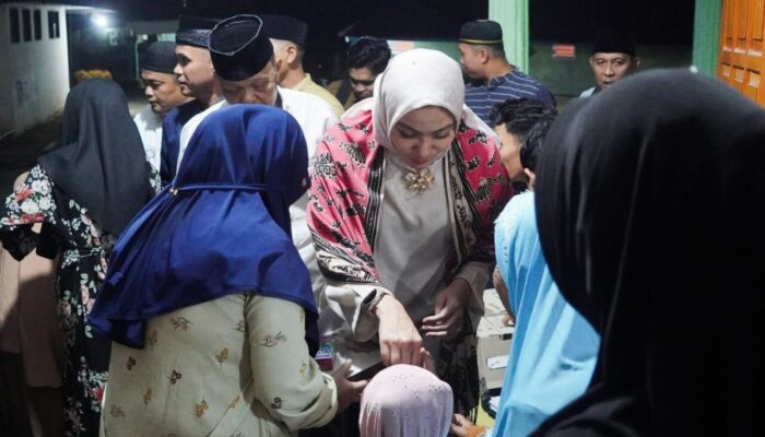 Bupati Dharmasraya Santuni 100 Anak Yatim di Masjid Baitul Makmur
