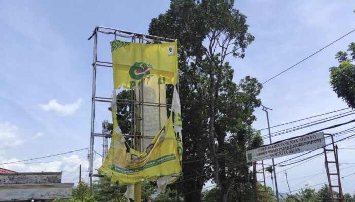 Satpol PP Padang Panjang Tertibkan Baliho Rusak dan Tak Berizin