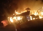 Tiga Warung Nasi Depan RSUD Arosuka Solok Terbakar