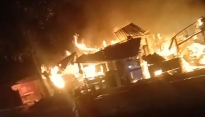 Tiga Warung Nasi Depan RSUD Arosuka Solok Terbakar