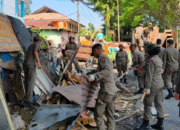 Satpol PP Padang Bongkar Bangunan Liar di Simpang Haru