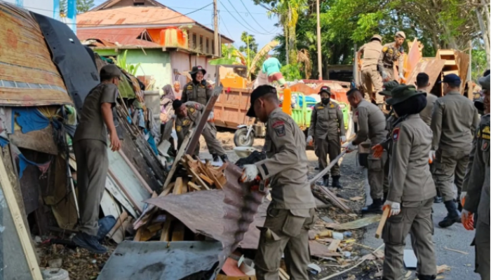 Satpol PP Padang Bongkar Bangunan Liar di Simpang Haru