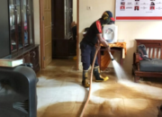 Satpol PP dan Damkar Agam Bersihkan Material Banjir di Tanjung Raya