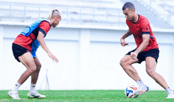 Duo pemain Persik Kediri saat melakukan sesi latihan.(ist)