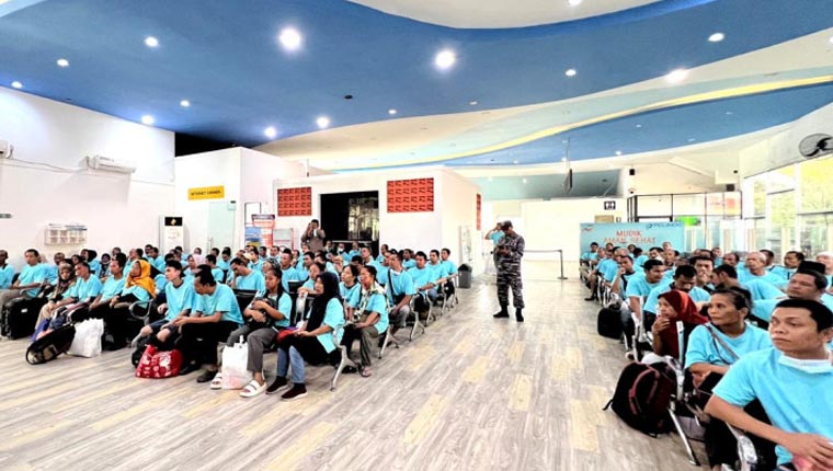 Inilah PMI yang barusaja di deportasi dari Malaysia lewat pelabuhan Dumai.(ist)