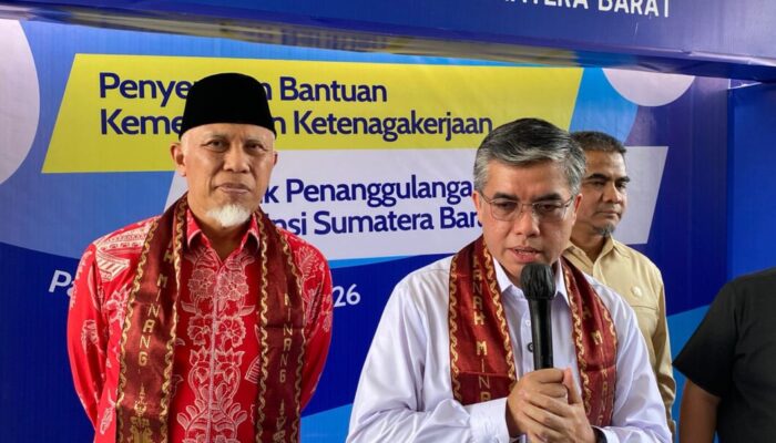 Pulihkan Ekonomi Pascabencana, Menaker Salurkan Bantuan Rp30,3 Miliar untuk Sumbar