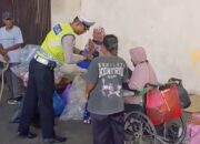 Ditlantas Polda Sumbar Bagikan Takjil Gratis Selama Patroli Ramadan