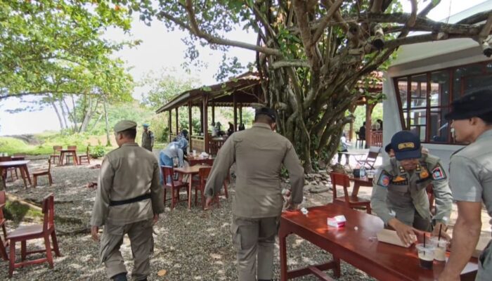 Satpol PP Padang Tertibkan Warung Makan Layani Tamu Siang Hari