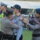 Wakapolda Sumbar Brigjen Pol Solihin menyematkan pita kepada salah satu personel setelah apel gelar pasukan Operasi Keselamatan Singgalang di Mapolda Sumbar. (ist/Singgalang)