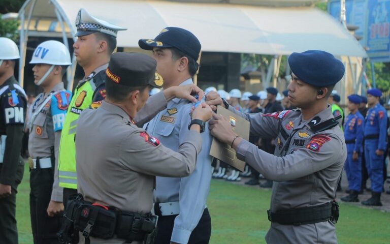 Wakapolda Sumbar Brigjen Pol Solihin menyematkan pita kepada salah satu personel setelah apel gelar pasukan Operasi Keselamatan Singgalang di Mapolda Sumbar. (ist/Singgalang)