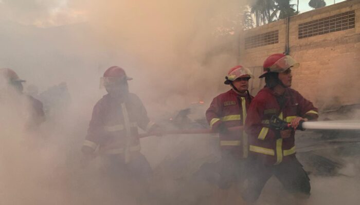 Gudang Furniture Bigland di Padang Terbakar