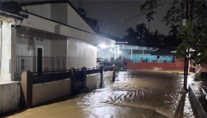 Hujan Deras Kawasan Pegambiran Padang Mulai Terendam Banjir