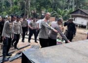 Jamin Keselamatan Warga, Brimob Polda Riau Kerahkan Satgas Bangun Jembatan di Kampar