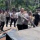 Karo Ops Polda Riau Kombes Pol Ino Harianto, Dansat Brimob Polda Riau Kombes Pol I Ketut Gede Adi Wibawa, serta Kabid TIK Polda Riau Kombes Pol Andi Yul Lapawesean Tenri Guling saat meninjau jembatan di Kamapr.(ist)