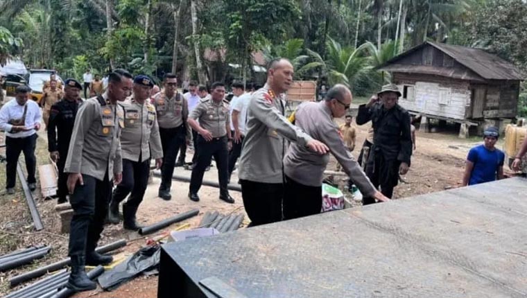 Karo Ops Polda Riau Kombes Pol Ino Harianto, Dansat Brimob Polda Riau Kombes Pol I Ketut Gede Adi Wibawa, serta Kabid TIK Polda Riau Kombes Pol Andi Yul Lapawesean Tenri Guling saat meninjau jembatan di Kamapr.(ist)