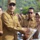 Bupati Pessel Hendrajoni menyerahkan santunan kepada ahli waris korban meninggal dunia akibat bencana banjir dan tanah longsor yang terjadi 2025 di halaman kantor bupati setempat, Senin (23/2). (ist)