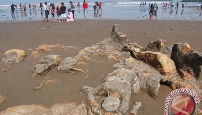 Libur Lebaran Membludak, Inspektorat Pastikan Pantai Air Manis Bebas Pungli