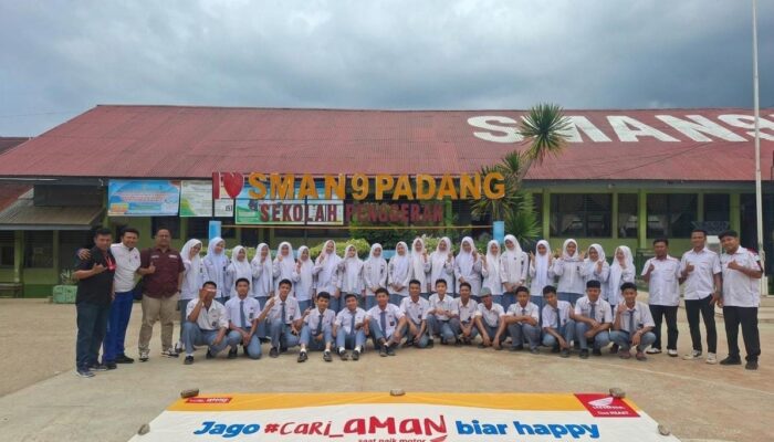 Tingkatkan Kesadaran Berkendara Aman, Honda Hayati Gelar Edukasi Safety Riding di SMAN 9 Padang
