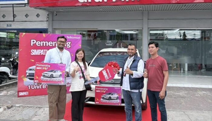 Apresiasi Pelanggan Setia, Telkomsel Serahkan Mobil Listrik BYD Dolphin