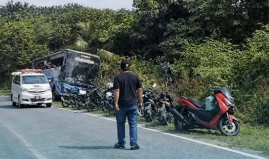 Beginilah penampakan saat mobil ambulance datang usai kecelakaan maut antara bus PMH dan truk Canter di Jalintim Pelalawan, Minggu (1/3/2026).(ist)
