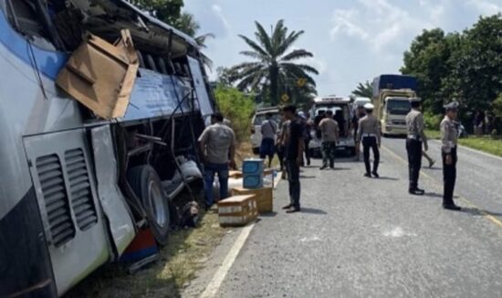 Begini penampakan kondisi bus PMH yang kecelakaan maut di Jalintim Pelalawan.(ist)