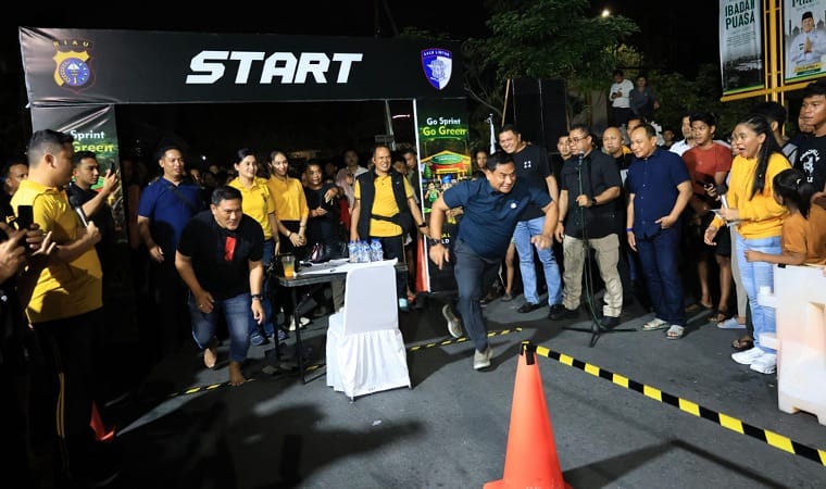 Kabid TIK Polda Riau, Kombes Pol. Andi Yul Lapawesean Tenri Guling (kiri) saat duel dengan Ditreskrimum Kombes Pol M Hasyim Risahondua (kanan) di Jalan Thamrin Pekanbaru.(ist)