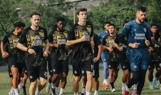 Inilah para punggawa Semen Padang FC saat latihan di Lapangan Mess SPFC.(ist)