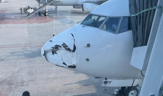 Beginilah penampakan kerusakan pada bagian hidung pesawat (radome) pesawat Garuda di Bandara SSK Pekanbaru. (ist)