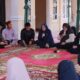 Bupati Siak Afni Zulkifli berbuka puasa bersama dengan mahasiswa asal Siak di Kota Pekanbaru. (Inf)
