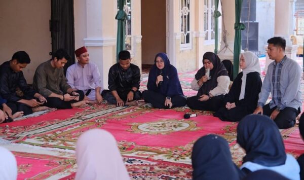 Bupati Siak Afni Zulkifli berbuka puasa bersama dengan mahasiswa asal Siak di Kota Pekanbaru. (Inf)