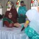 Bupati Siak Afni Zulkifli membayar zakat di Badan Amil Zakat Nasional Siak. (inf)