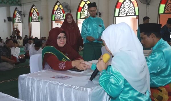 Bupati Siak Afni Zulkifli membayar zakat di Badan Amil Zakat Nasional Siak. (inf)