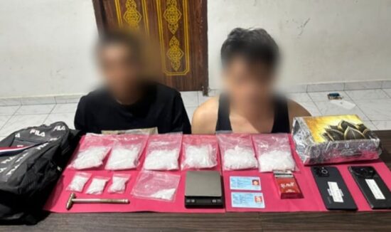 Inilah dua pria dan barang bukti narkoba jenis sabu yang ditangkap Ditresnarkoba Polda Riau.(ist)