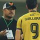 Pelatih kepala Semen Padang FC, Imran Nahumarury saat berdiskusi dengan Guillermo.(ist)