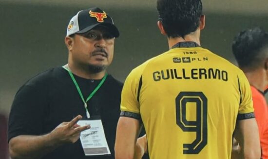 Pelatih kepala Semen Padang FC, Imran Nahumarury saat berdiskusi dengan Guillermo.(ist)