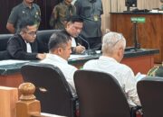 Tampil Serba Putih, Abdul Wahid Hadapi Sidang Perdana Bersama Dua Terdakwa Lain