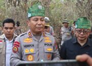 Turun Langsung Padamkan Karhutla di Dumai, Begini Kata Kapolda Riau