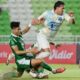 Penyerang PSPS pekanbaru, Antonio Gamaroni saat berduel dengan pemain PSMS Medan.(ist)