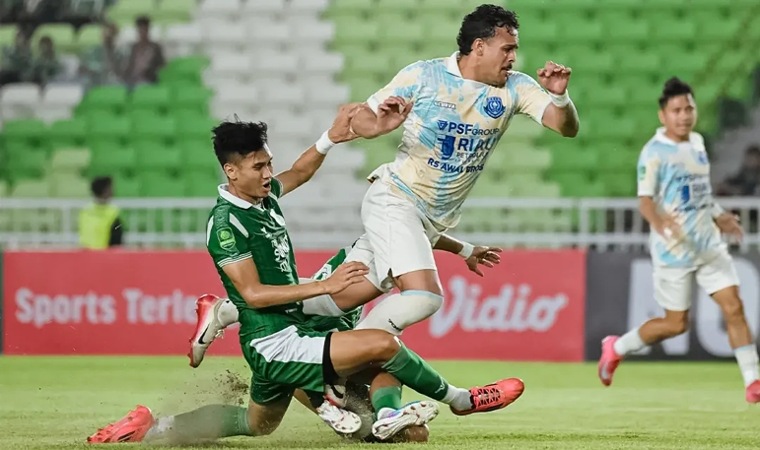 Penyerang PSPS pekanbaru, Antonio Gamaroni saat berduel dengan pemain PSMS Medan.(ist)